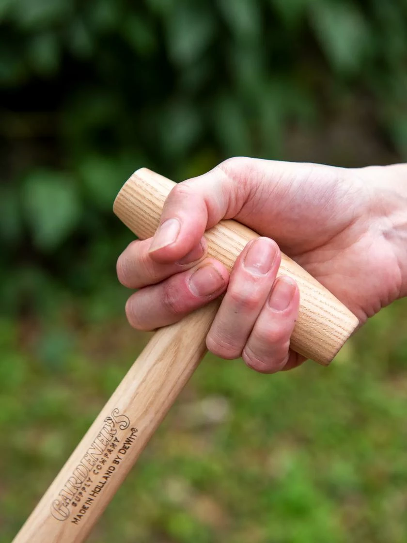 Gardener’s Lifetime Perennial Spade With Short T-Handle 4 Gardener’s Lifetime Perennial Spade With Short T-Handle - Image 2